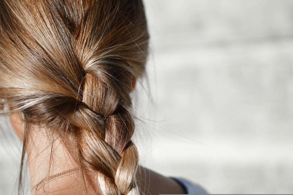 10 astuces simples et naturelles pour avoir des cheveux doux et